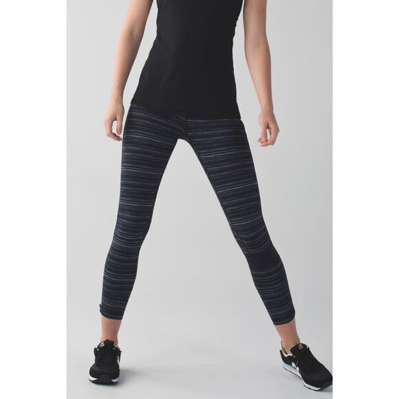 Lululemon Run the World 7/8 Tight‎ Leggings Size 4 Cyber Stripe Naval Blue Black - Picture 1 of 9